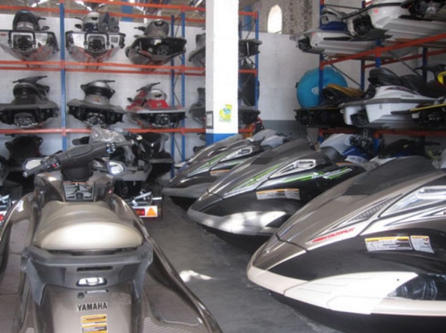 plusieurs motos à l'intérieur d'un centre de sports nautiques 